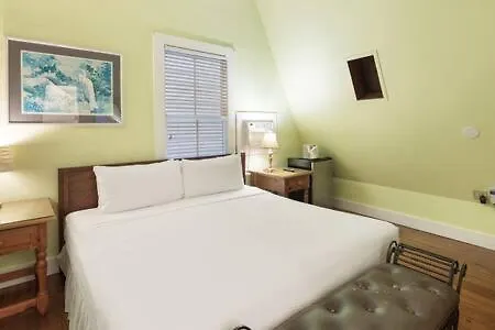 Curry House - Pool, King Bed & Balcony! Room 7 Key West