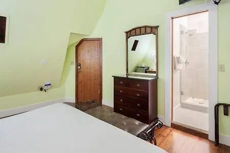 Curry House - Pool, King Bed & Balcony! Room 7 Key West
