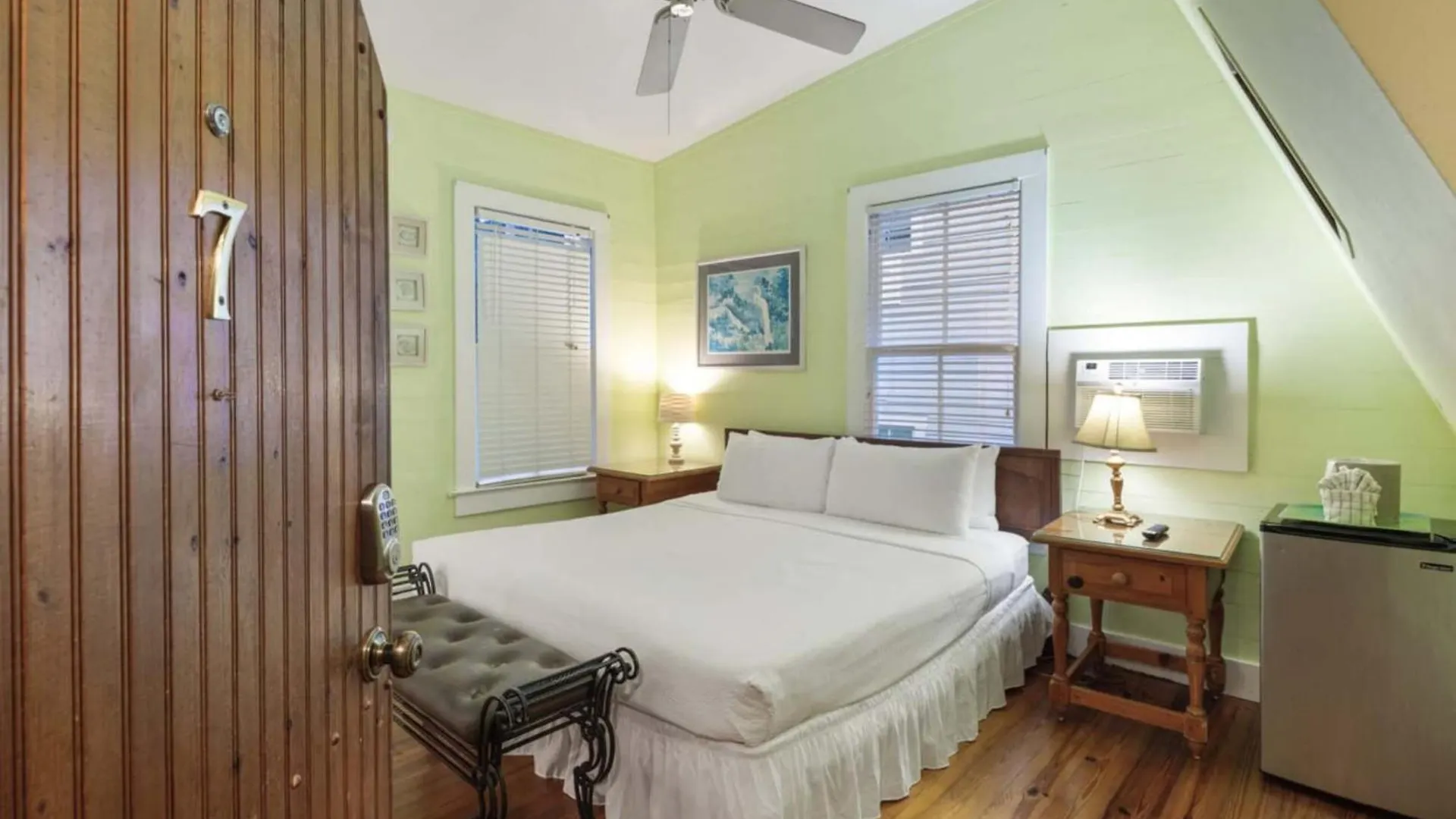 Curry House - Pool, King Bed & Balcony! Room 7 Key West